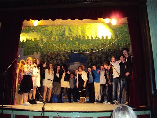 Grease-musikal på Dollstun